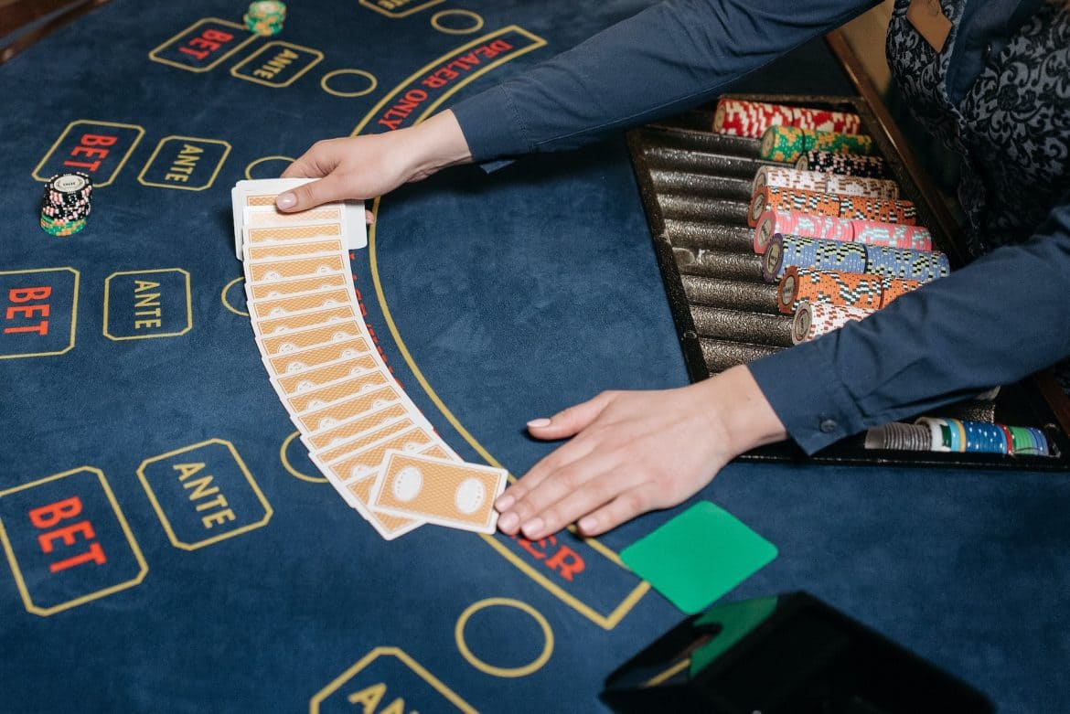 Focus sur le baccarat : versions Punto Banco, Chemin de Fer et Banque